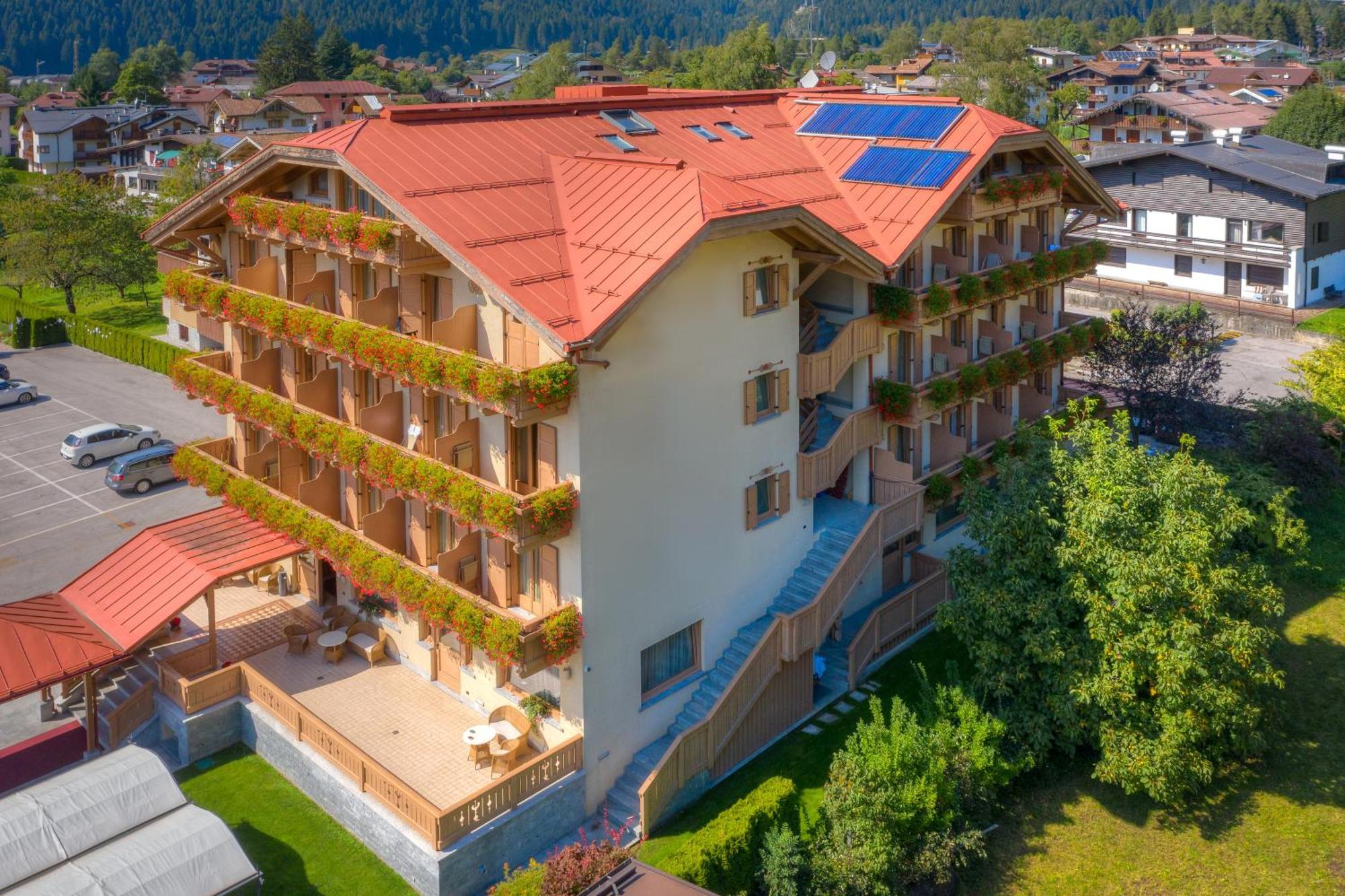 Beverly Alps Hotel & Spa Pinzolo Exterior foto