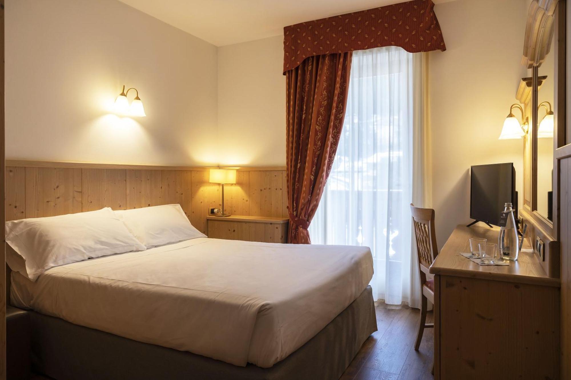 Beverly Alps Hotel & Spa Pinzolo Habitación foto