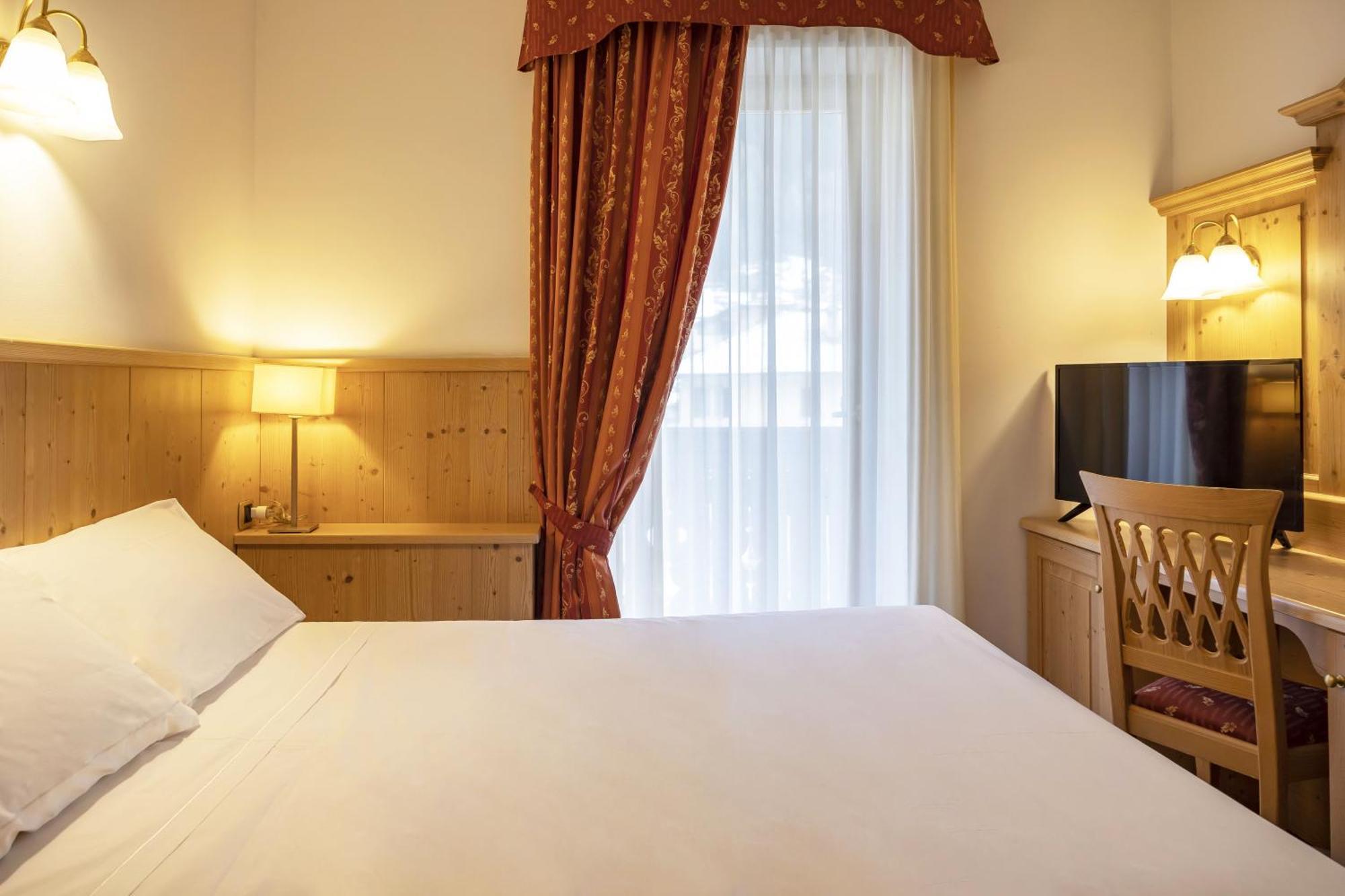 Beverly Alps Hotel & Spa Pinzolo Habitación foto